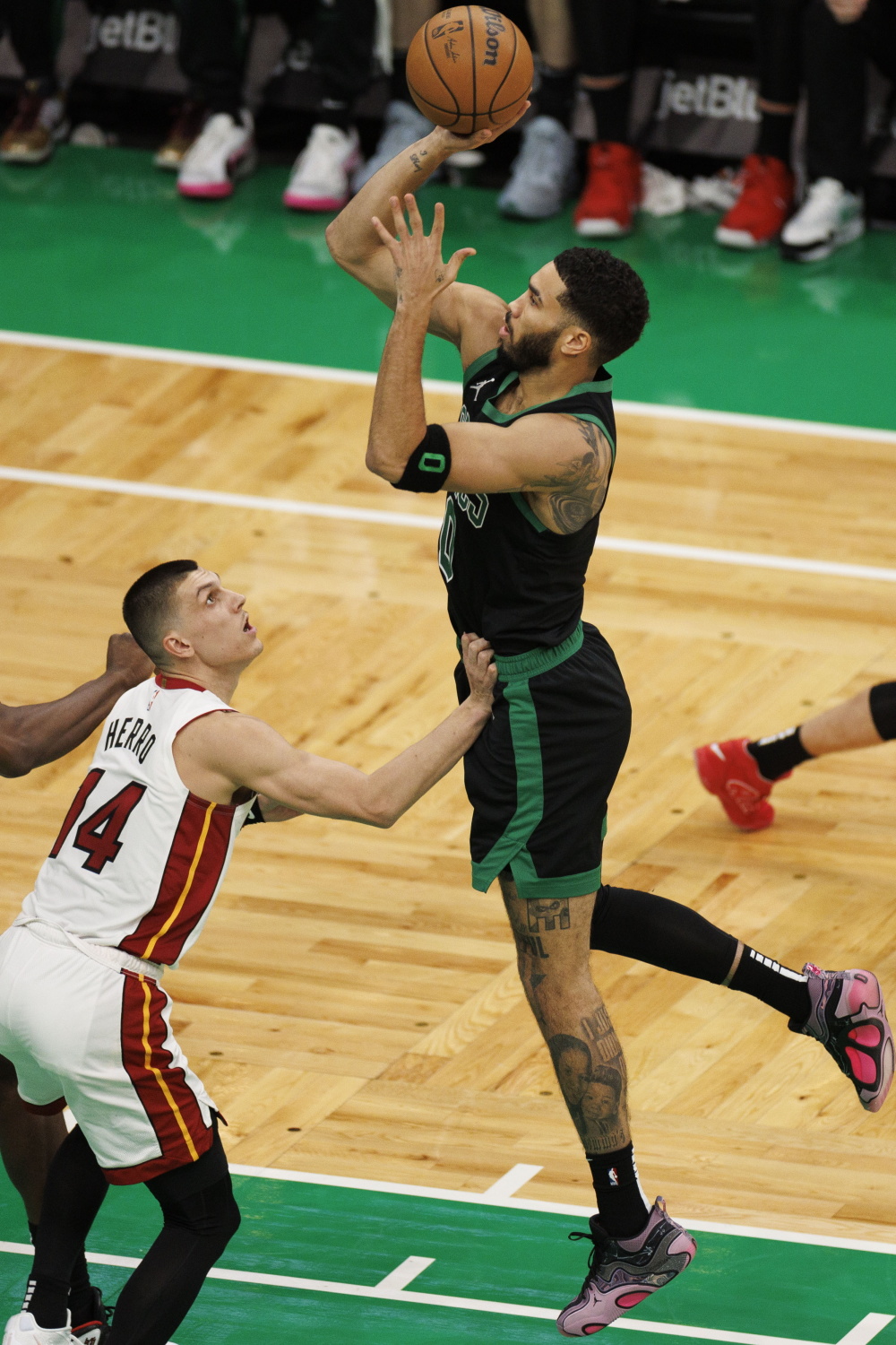 爱游戏登录入口 -清晨迈阿密热火备战NBA总决赛，门线救险细节曝光，态度坚定，身体对抗强度拉满的简单介绍